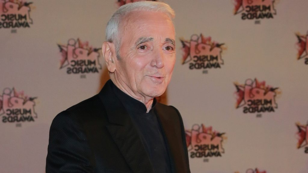 Charles Aznavour : après son tour de rein, une fracture du bras
